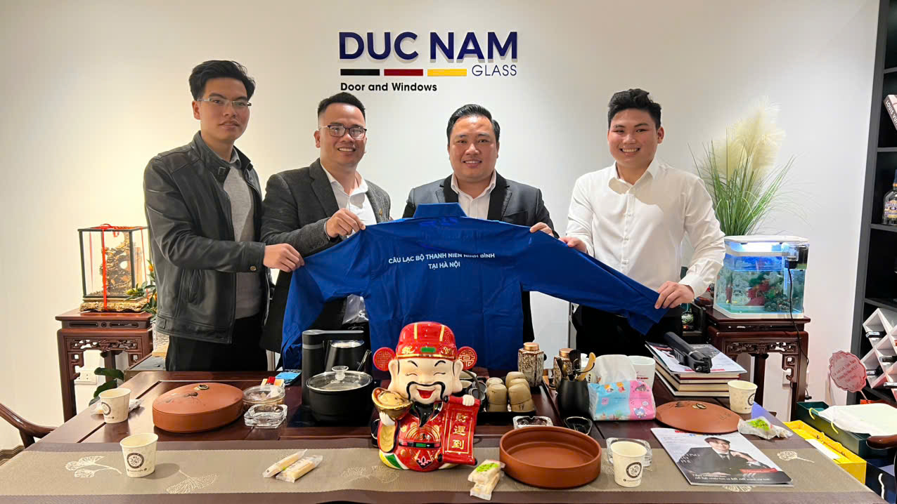 Đại diện CLB tặng quà chúc Tết Công ty TNHH Đầu tư và Sản xuất Đức Nam