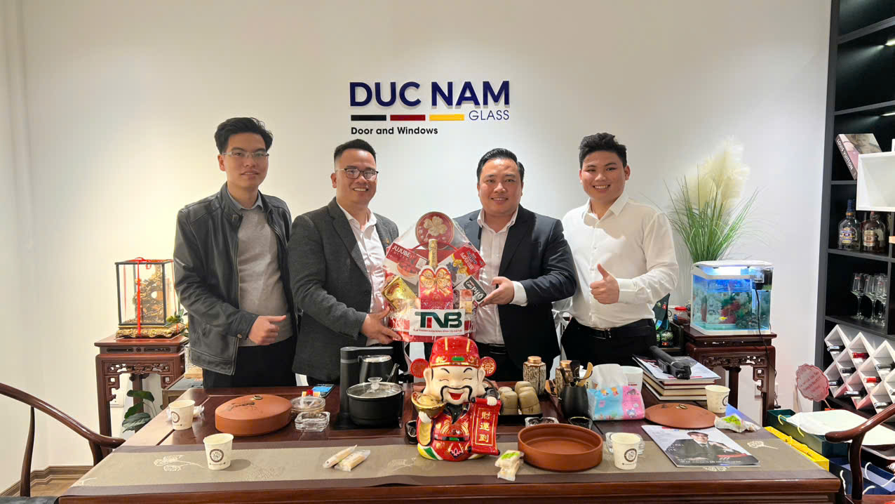 Đại diện CLB tặng quà chúc Tết Công ty TNHH Đầu tư và Sản xuất Đức Nam