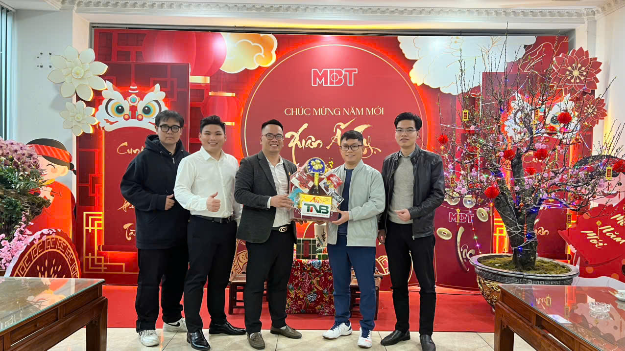 Đại diện CLB tặng quà chúc tết Công ty cổ phần thiết bị điện MBT