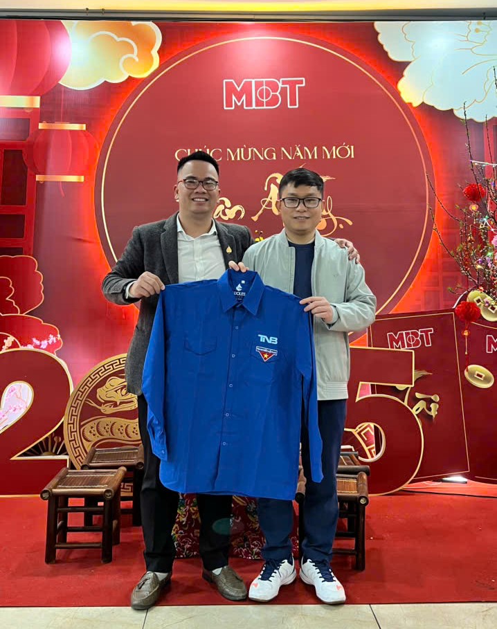 Đại diện CLB tặng quà chúc tết Công ty cổ phần thiết bị điện MBT