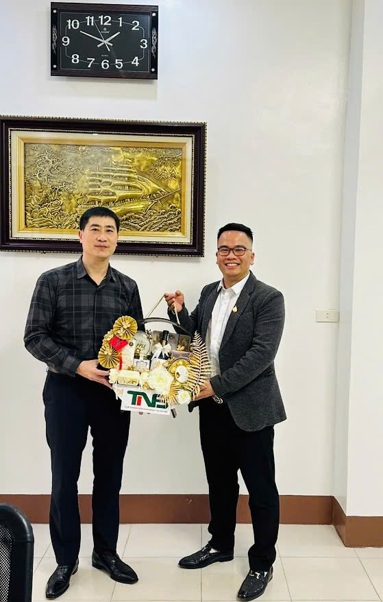 Anh Lại Thế Long Chủ nhiệm CLB TNNB Tại Hà Nội tặng quà chúc tết Bí Thư Tỉnh Đoàn Trịnh Như Lâm
