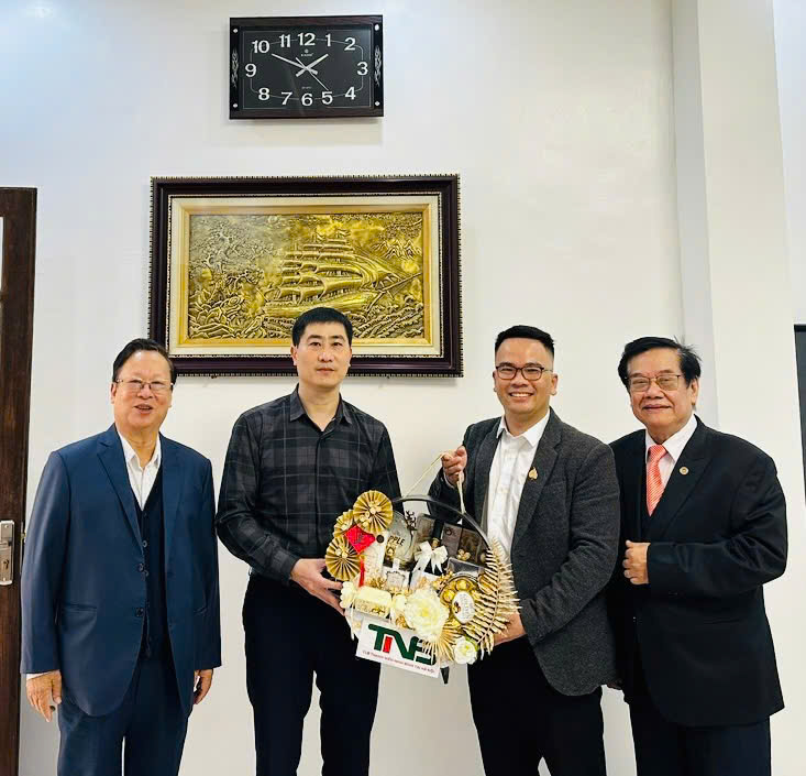 Bác Vũ Xuân Hồng, Bác Phạm Văn Bổng chụp ảnh kỷ niệm cùng đoàn