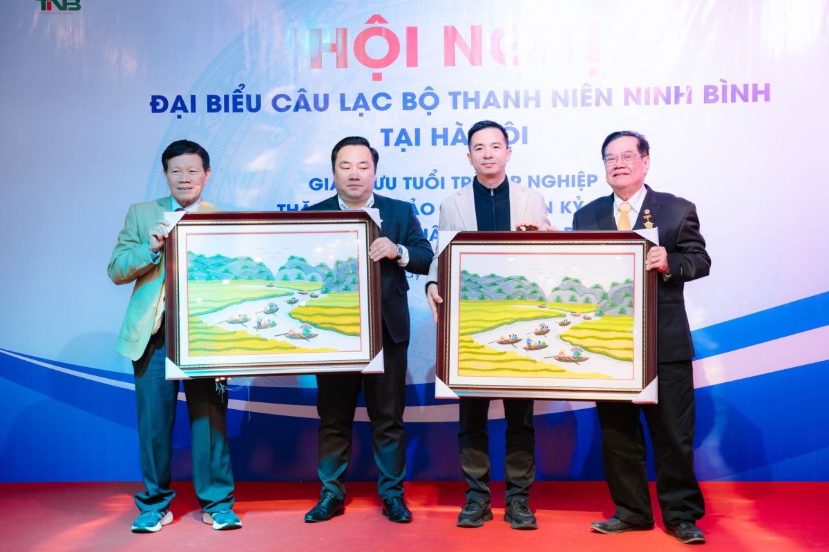 HĐHNBTHN tặng quà kỷ niệm hai doanh nghiệp tài trợ