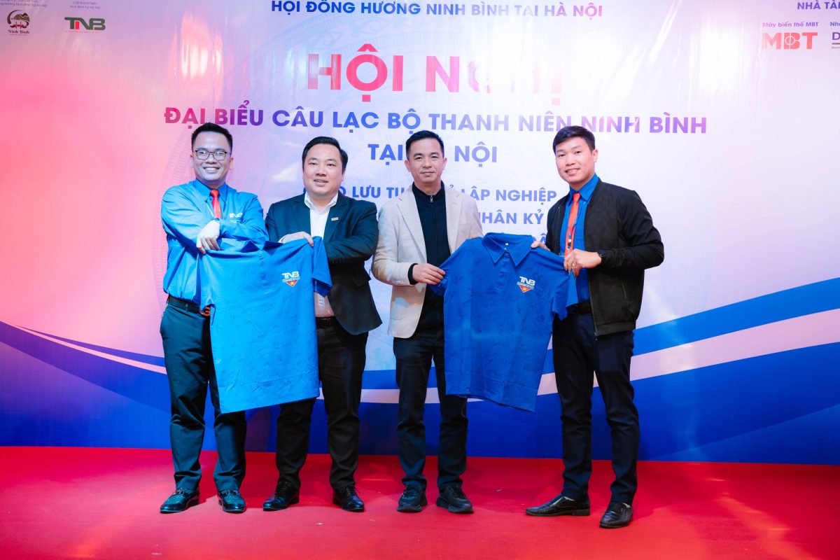 CLB TNNB tại HN tặng quà kỷ niệm hai doanh nghiệp
