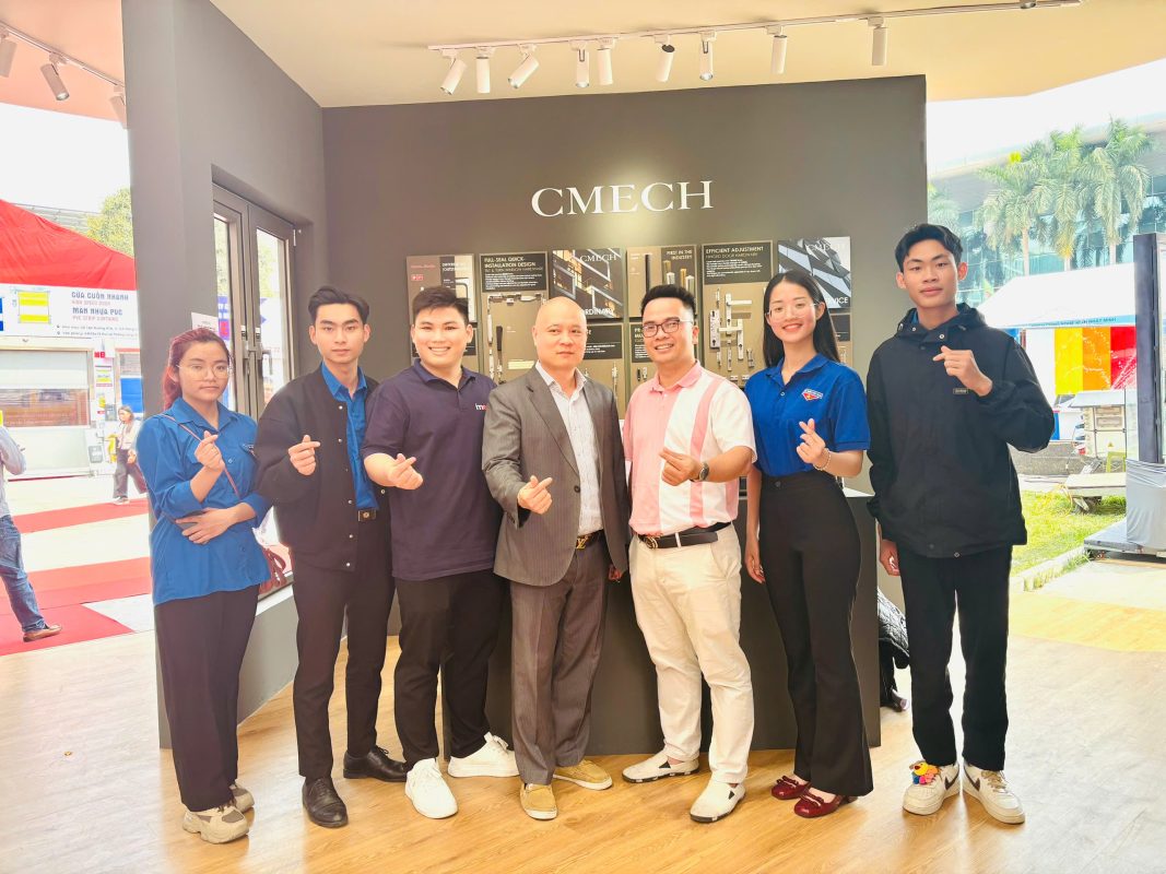 Ban Chủ nhiệm CLB cũng đã ghé thăm gian hàng công ty CMECH của anh Hà