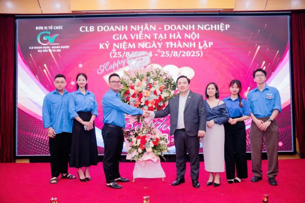 CLB Thanh Niên NB Tại HN tặng hoa chúc mừng sinh nhật CLB DNDN Gia Viễn Tại Hà Nội.